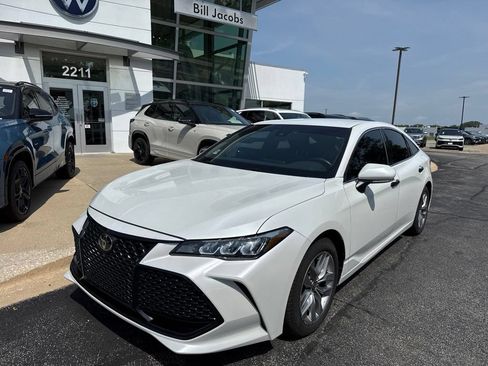 Used 2022 Toyota Avalon XLE FWD image 2