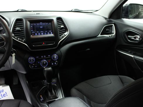 Used 2019 Jeep Cherokee Latitude w/ Popular Appearance Group image 19