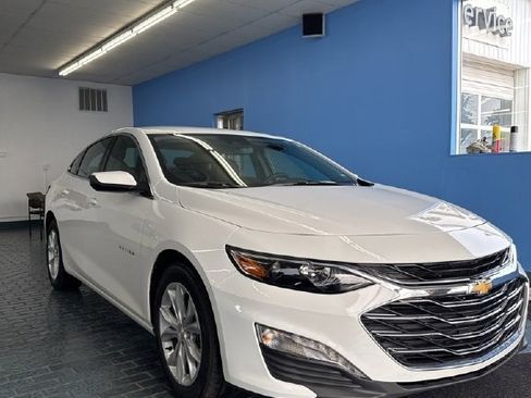 Used 2025 Chevrolet Malibu LT image 2