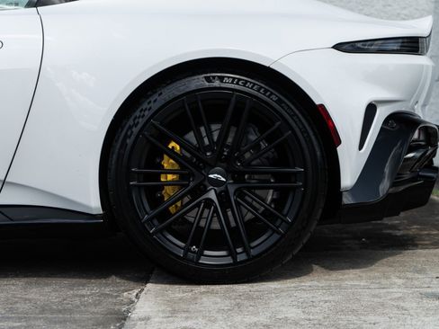 Used 2025 Aston Martin V8 Vantage Coupe RWD image 26