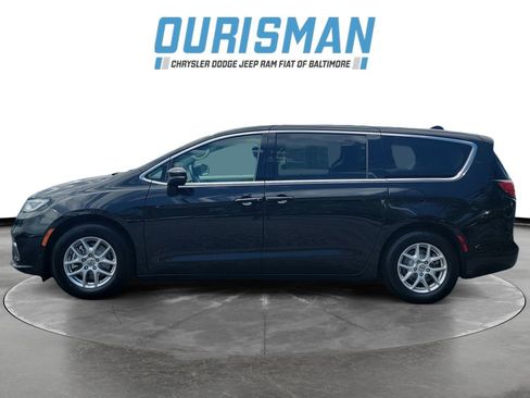 Used 2023 Chrysler Pacifica Touring-L FWD image 3