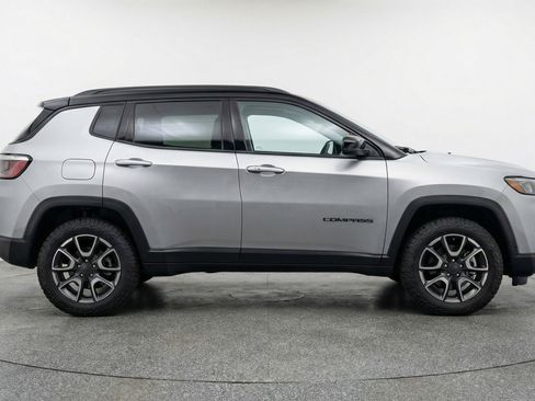 Used 2025 Jeep Compass Trailhawk image 11