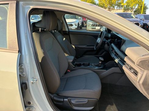 Used 2025 Kia K4 LXS image 35