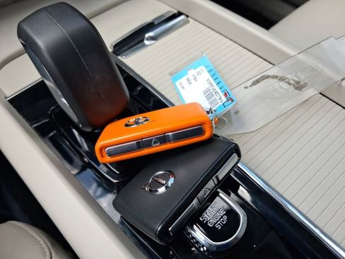 Used 2023 Volvo XC60 B5 Core w/ Protection Package Premier image 24