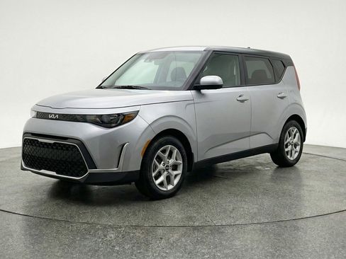 Used 2025 Kia Soul LX w/ LX Technology Package FWD image 3
