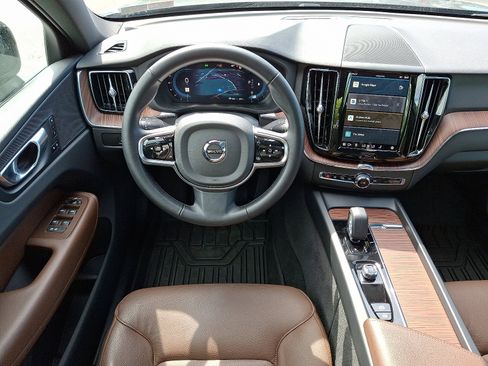 Used 2024 Volvo XC60 B5 Plus AWD/4WD image 12