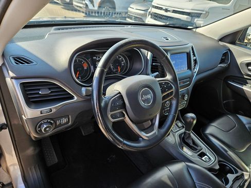 Used 2019 Jeep Cherokee Latitude Plus AWD/4WD image 14