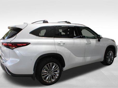 Certified 2026 Toyota Highlander Platinum AWD/4WD image 18