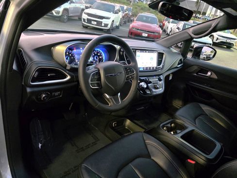 New 2026 Chrysler Pacifica Select image 10