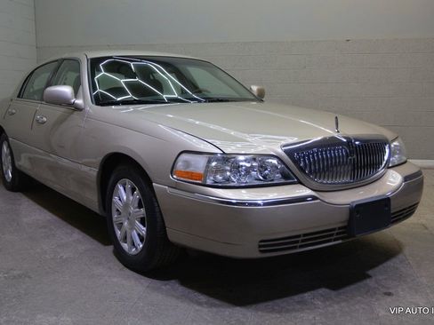 Used 2010 Lincoln Town Car Signature Limited image 1