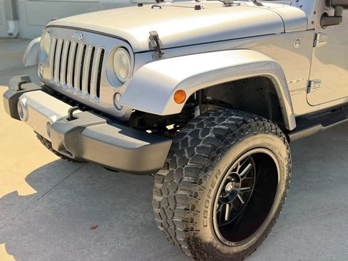 Used 2018 Jeep Wrangler Unlimited Sahara AWD/4WD image 2
