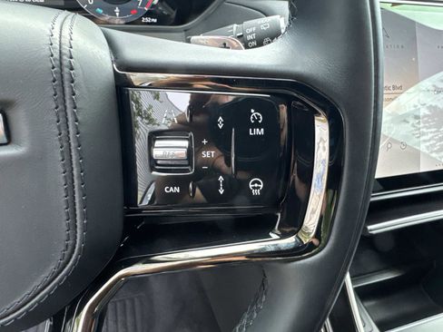 Certified 2026 Land Rover Range Rover Velar Dynamic SE AWD/4WD image 30