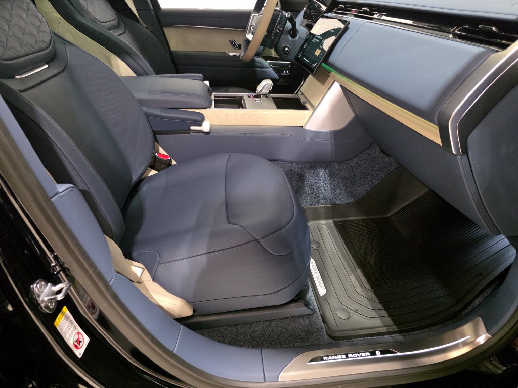 New 2026 Land Rover Range Rover SV AWD/4WD image 16