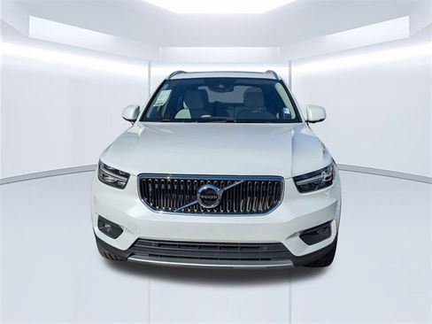 Used 2021 Volvo XC40 T4 Momentum w/ Premium Package image 9