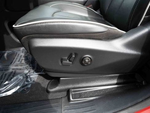 Used 2025 Chrysler Pacifica Limited FWD image 12