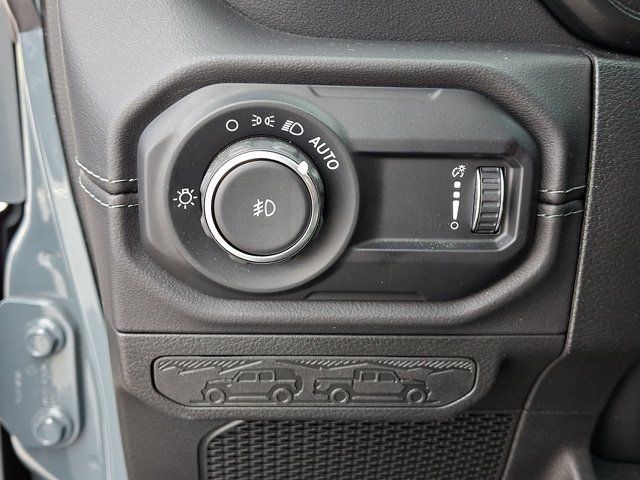 Used 2024 Jeep Wrangler Unlimited Sahara w/ Technology Group AWD/4WD image 26