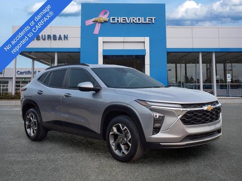Used 2024 Chevrolet Trax LT w/ Sunroof Package FWD image 3