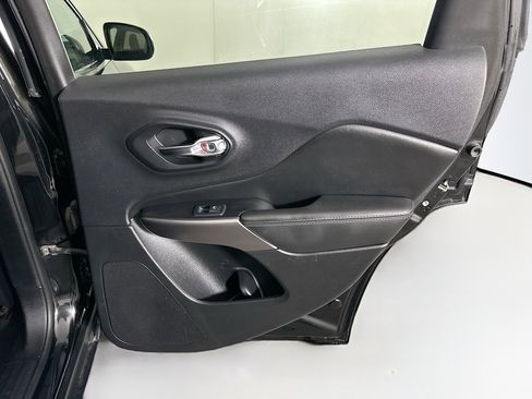 Used 2020 Jeep Cherokee Latitude w/ Cold Weather Group image 27