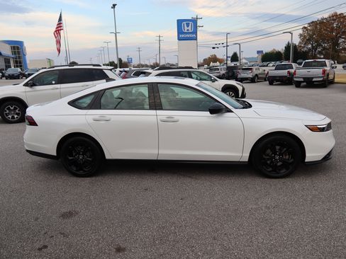 Certified 2025 Honda Accord SE image 3