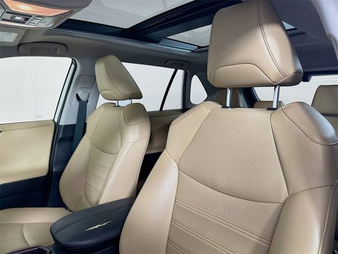 Used 2021 Toyota RAV4 Limited image 8