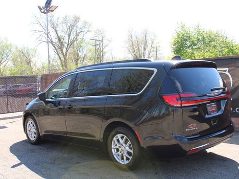 Used 2022 Chrysler Pacifica Touring-L FWD image 3