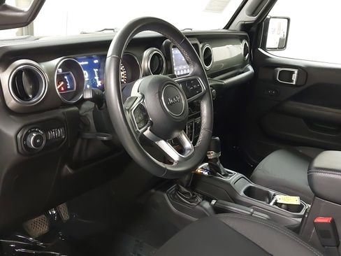 Used 2019 Jeep Wrangler Unlimited Sahara w/ Safety Group AWD/4WD image 17