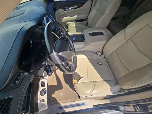 Used 2018 Cadillac Escalade Luxury image 16