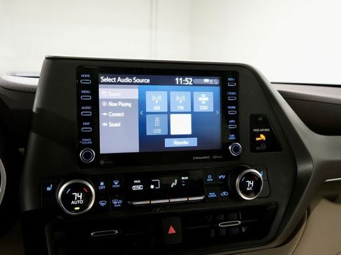 Used 2021 Toyota Highlander XLE image 18