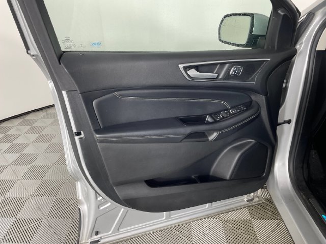Used 2016 Ford Edge Titanium w/ Technology Package AWD/4WD image 11