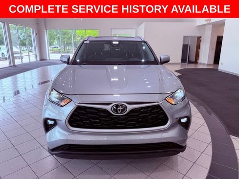 Used 2023 Toyota Highlander XLE FWD image 2