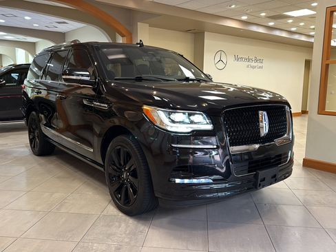 Used 2024 Lincoln Navigator Reserve AWD/4WD image 2