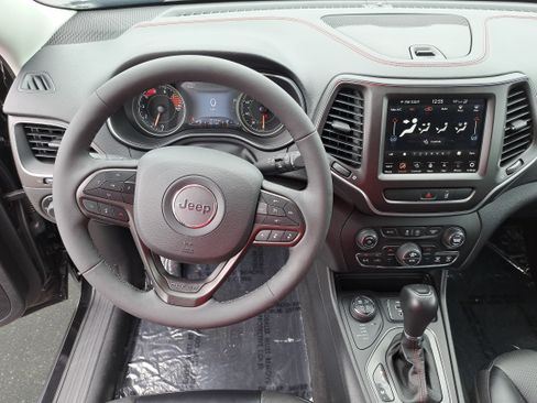 Used 2022 Jeep Cherokee Trailhawk w/ Sun, Sound & Nav Group AWD/4WD image 16