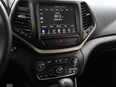 Used 2017 Jeep Cherokee Latitude w/ Comfort/Convenience Group image 9