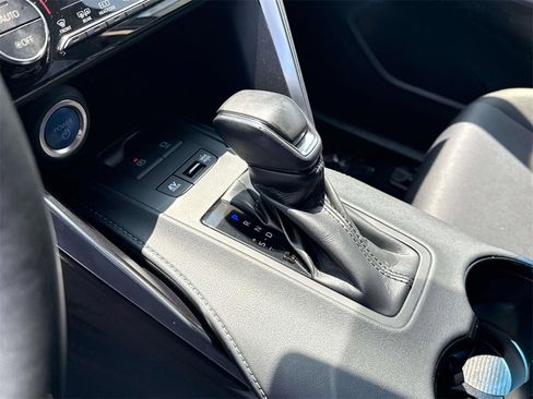 Used 2022 Toyota Venza LE image 16