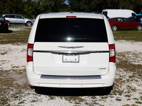 Used 2012 Chrysler Town & Country Limited image 9