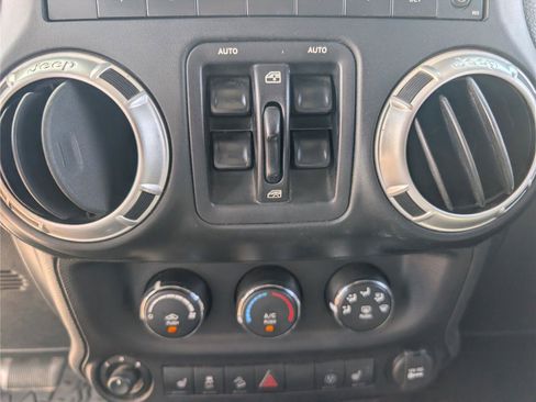 Used 2015 Jeep Wrangler Unlimited Sahara image 14