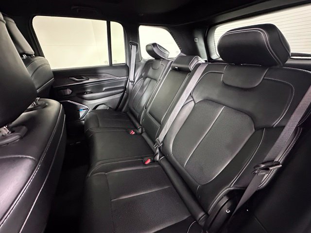 Used 2022 Jeep Grand Cherokee Overland AWD/4WD image 16