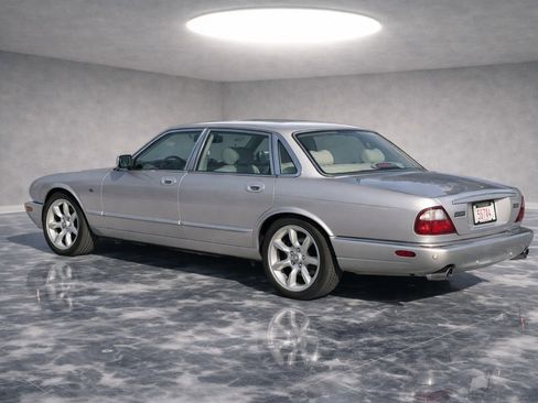 Used 2002 Jaguar XJ8 image 3