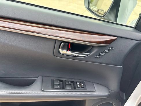 Used 2015 Lexus ES 350 w/ Luxury Package FWD image 12