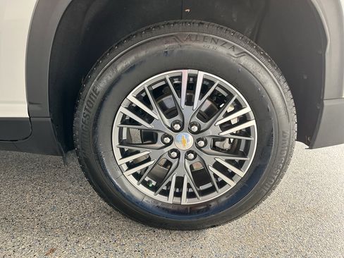 Used 2025 Chevrolet Traverse LT image 35