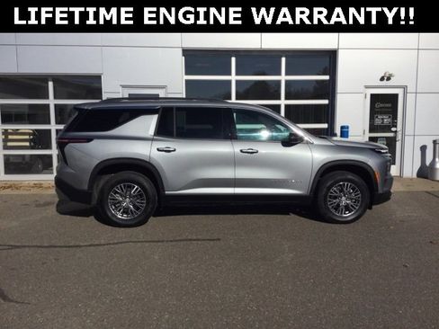 Used 2025 Chevrolet Traverse LT image 8