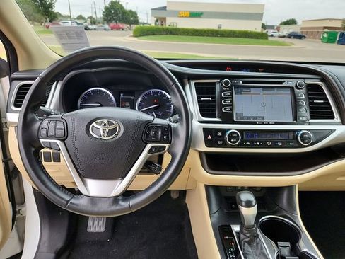 Used 2018 Toyota Highlander XLE FWD image 12