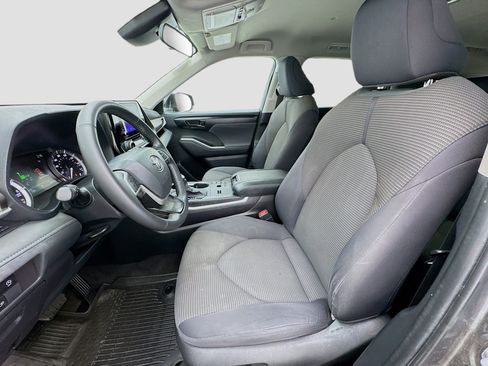Used 2023 Toyota Highlander LE FWD image 13