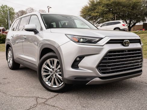 Used 2024 Toyota Grand Highlander Platinum image 1