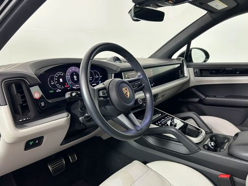 Certified 2024 Porsche Cayenne S image 4