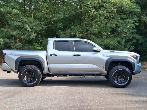Used 2024 Toyota Tacoma TRD Off-Road AWD/4WD image 7