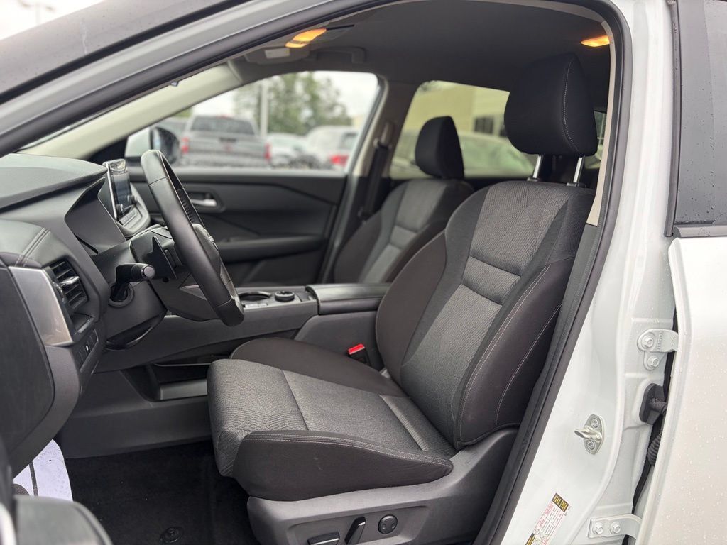 Used 2025 Nissan Rogue SV AWD/4WD image 19