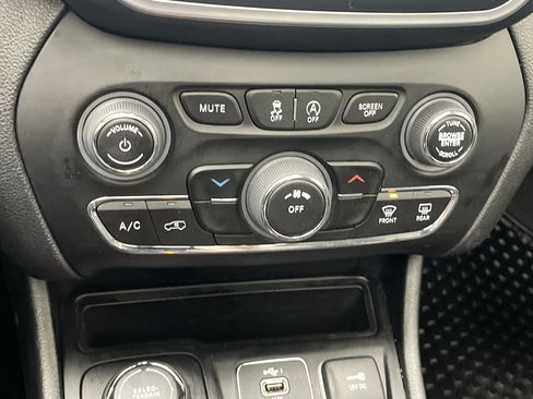 Used 2022 Jeep Cherokee Latitude w/ Sun & Sound Group image 19