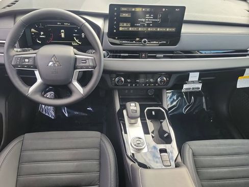 New 2026 Mitsubishi Outlander SE image 17