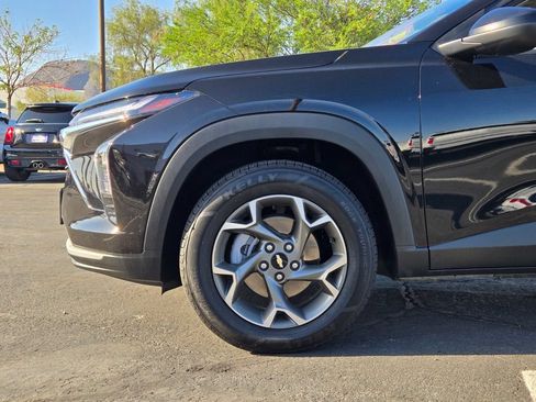 Used 2025 Chevrolet Trax LT FWD image 9
